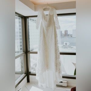 Elegant Lace Long-Sleeve Wedding Dress - Ivory